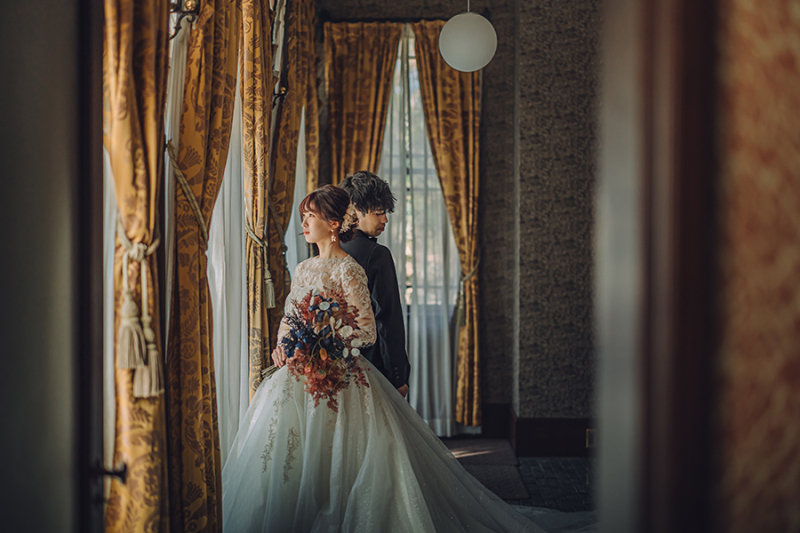 窓際で自然光を活かして