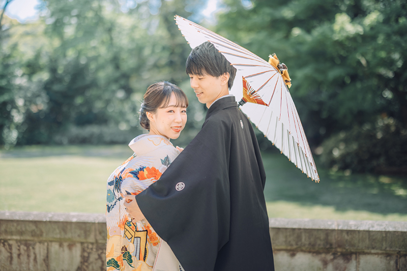 お庭で番傘を使って