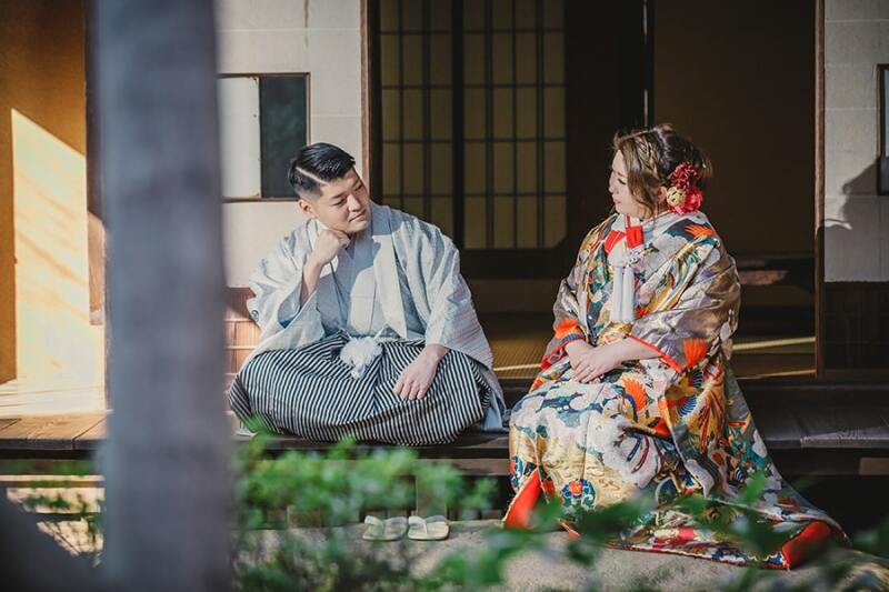 縁側でくつろぎながら