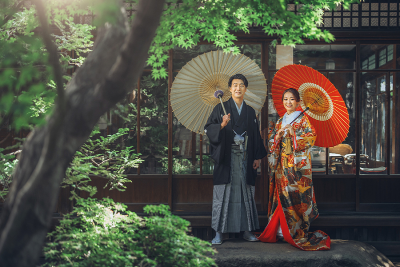 お庭で番傘を使って