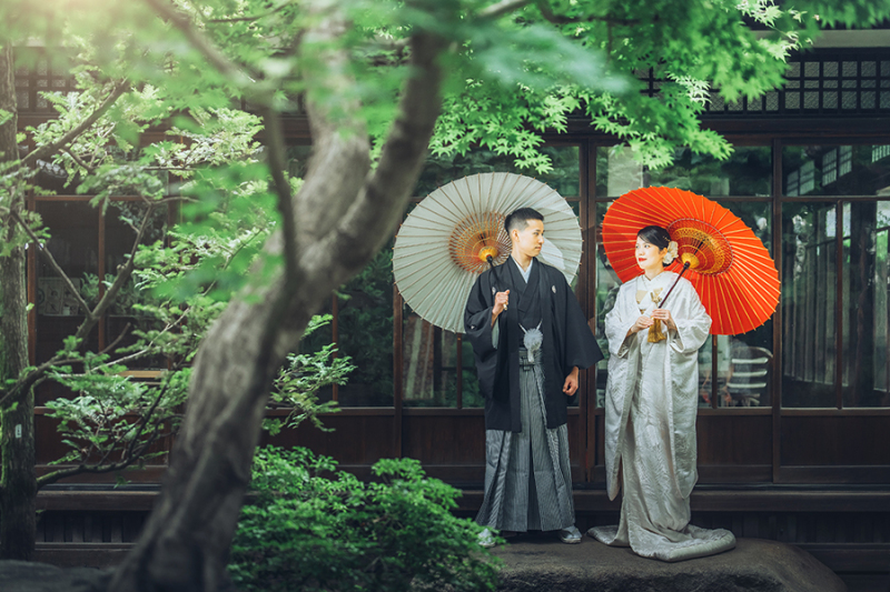 お庭で番傘を使って