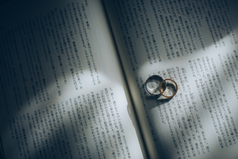 おふたりが好きな本と指輪を