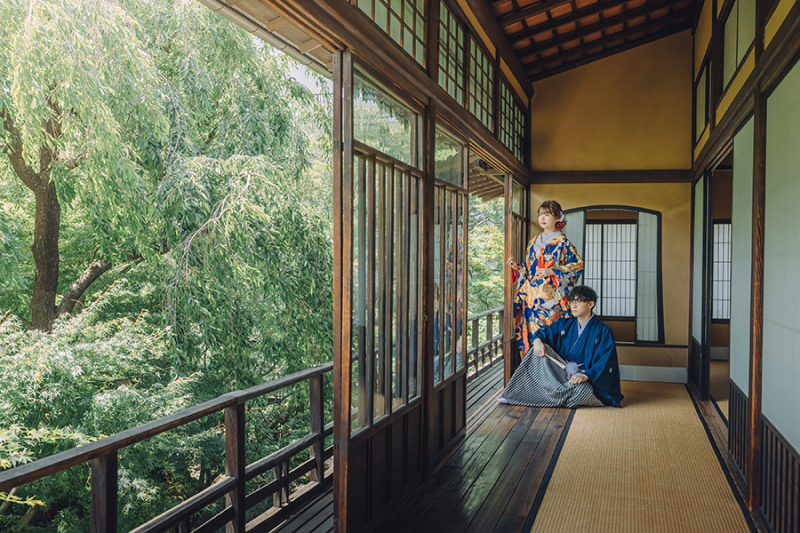 2階の窓際で自然光を活かして