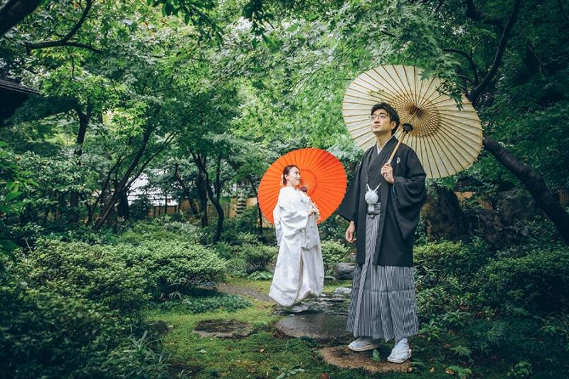 お庭で番傘を使って