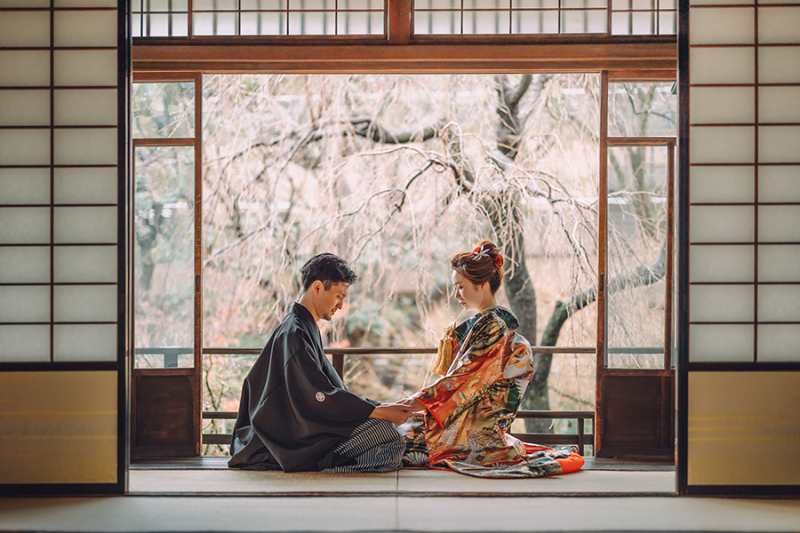 2階の窓際で自然光を活かして