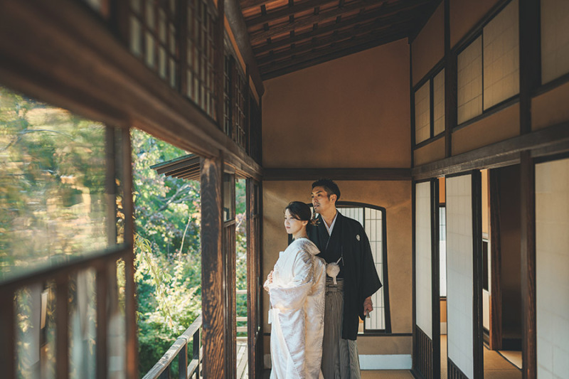 2階の窓際で自然光を活かして