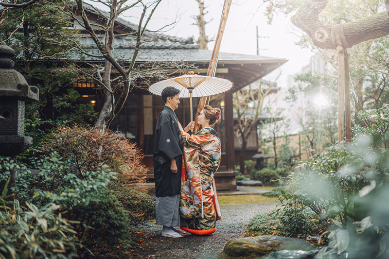 お庭で番傘を使って