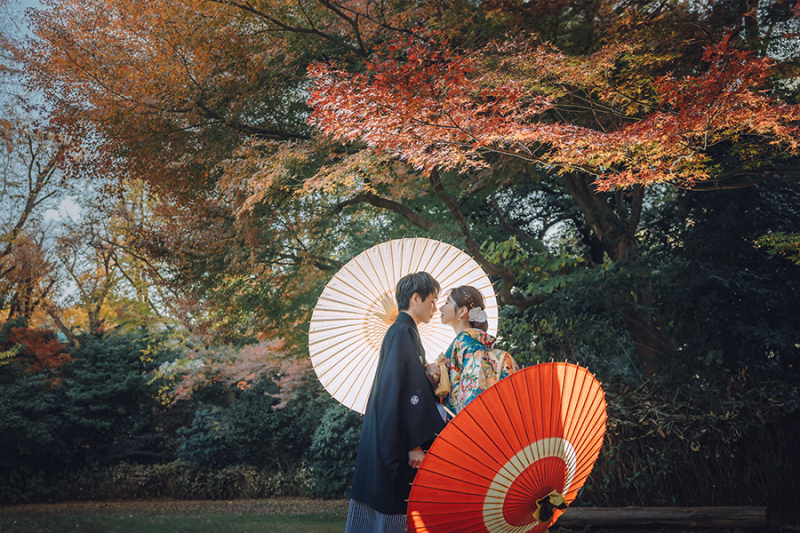 お庭で番傘を使って