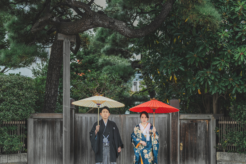 お庭で番傘を使って