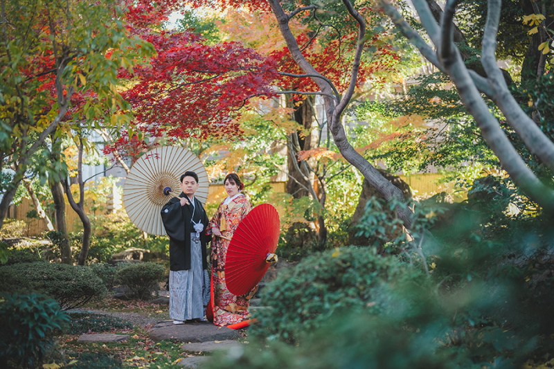 お庭で番傘を使って