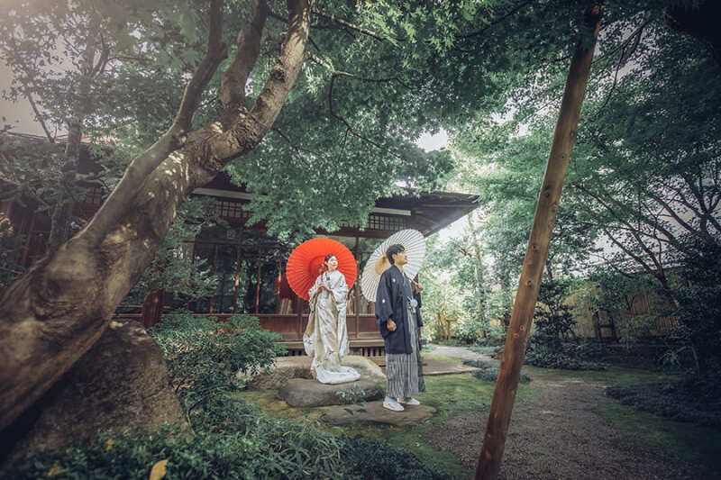 お庭で番傘を使って