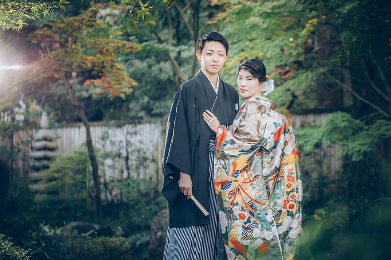 カメラ目線で寄り添いショット