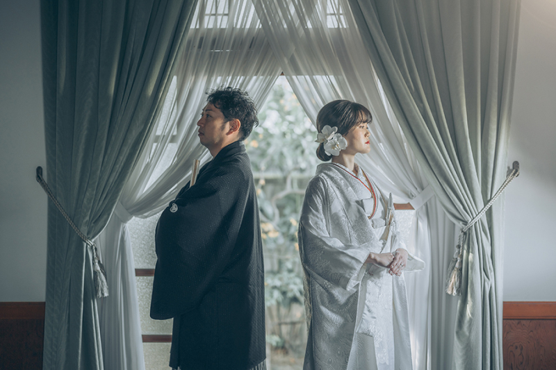 窓際で自然光を活かして