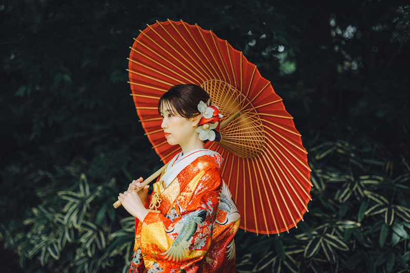 お庭で番傘を使って