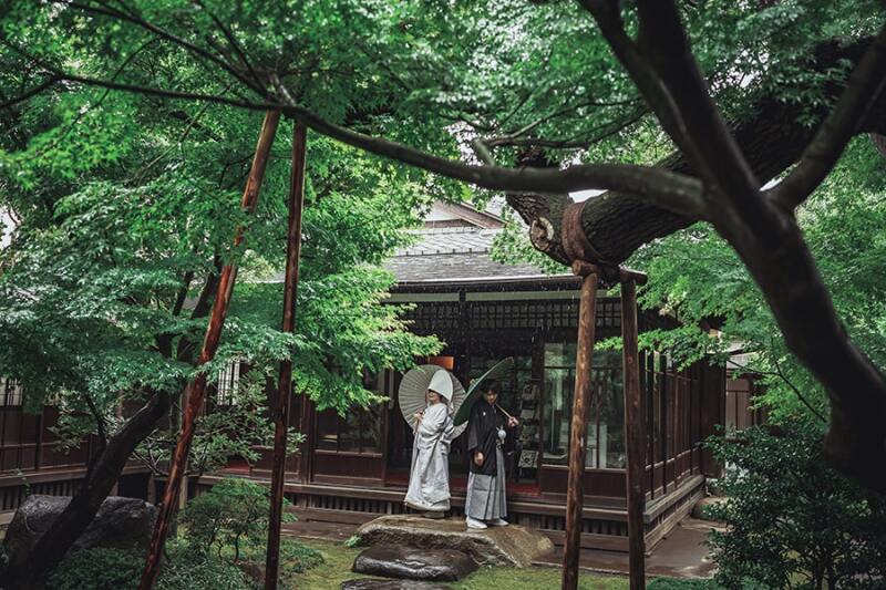 お庭で番傘を使って