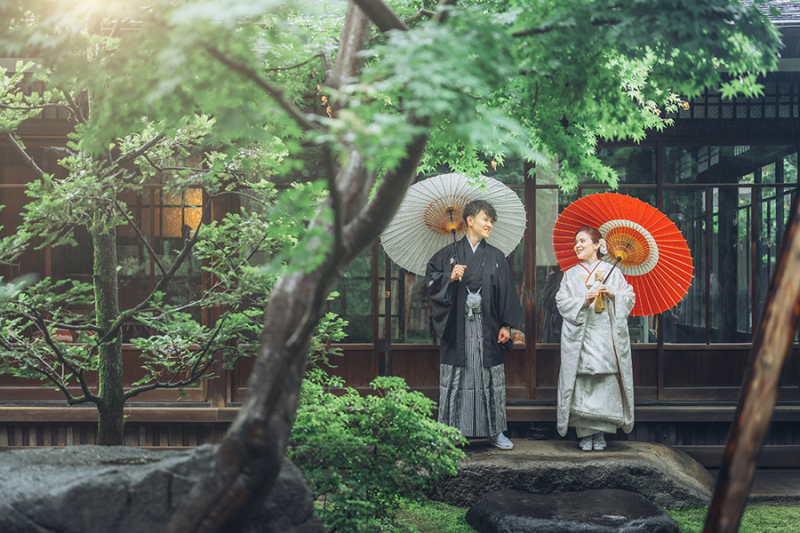 お庭で番傘を使って