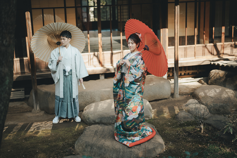 お庭で番傘を使って