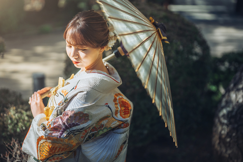 お庭で番傘を使って