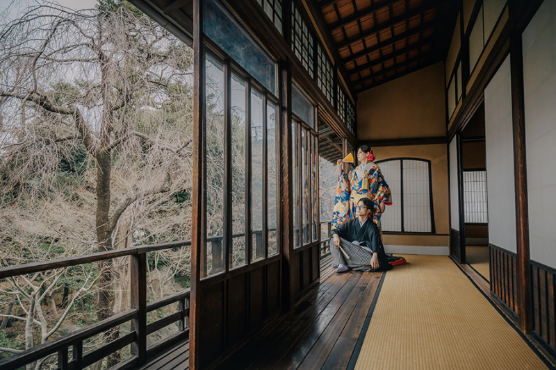 2階の窓際で自然光を活かして