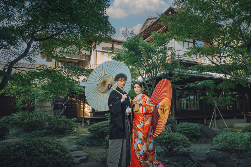 お庭で番傘を使って