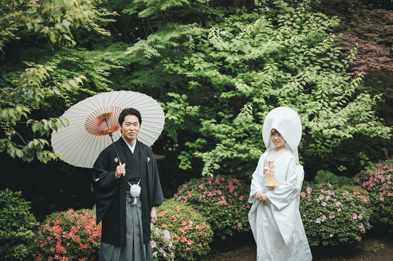 お庭で番傘を使って