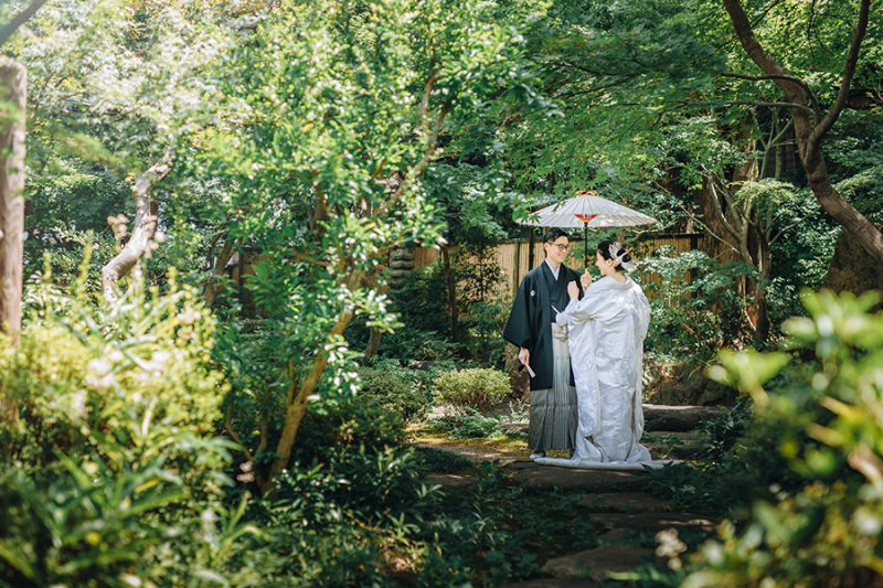 お庭で番傘を使って