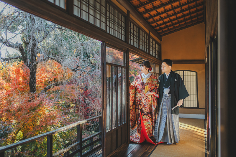 2階の窓際で自然光を活かして