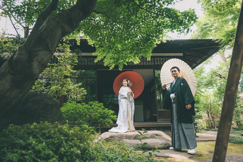 お庭で番傘を使って