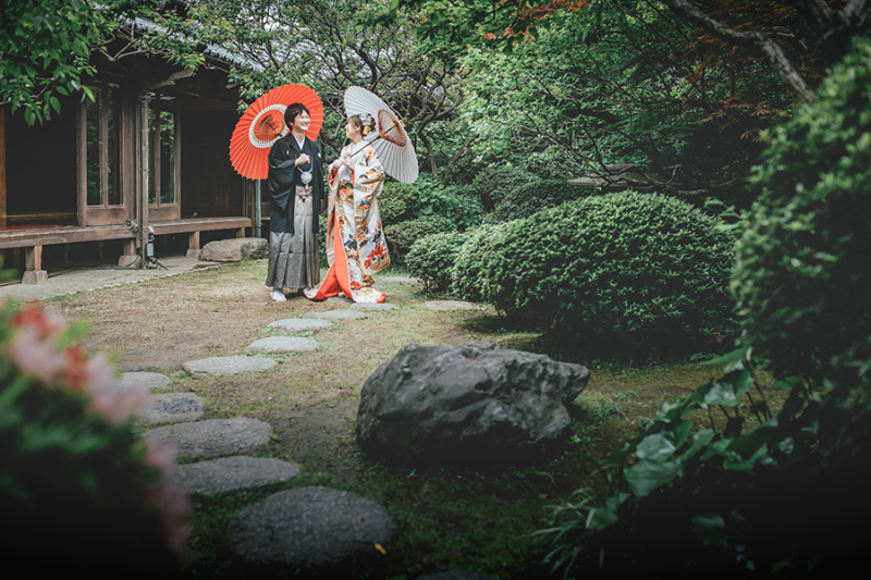 お庭で番傘を使って