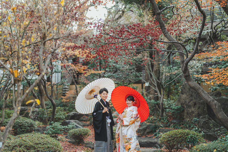 お庭で番傘を使って