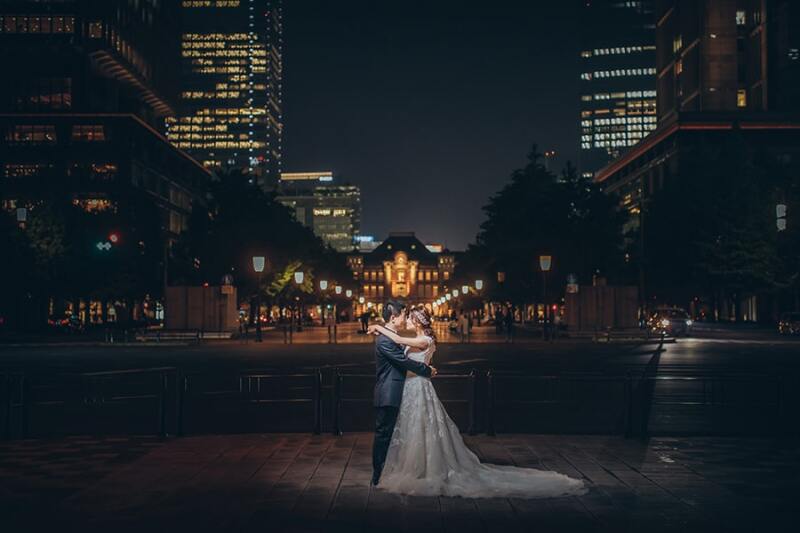 東京駅を背景に
