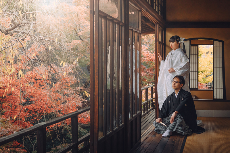 2階の窓際で自然光を活かして