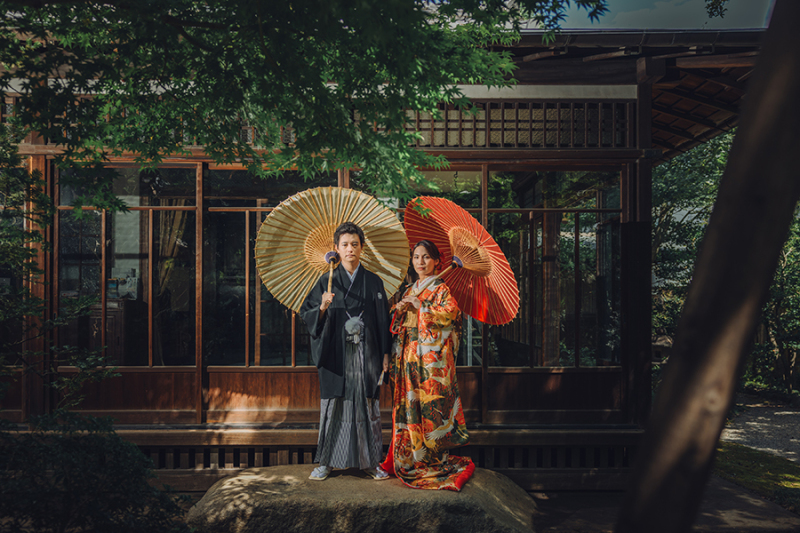 お庭で番傘を使って