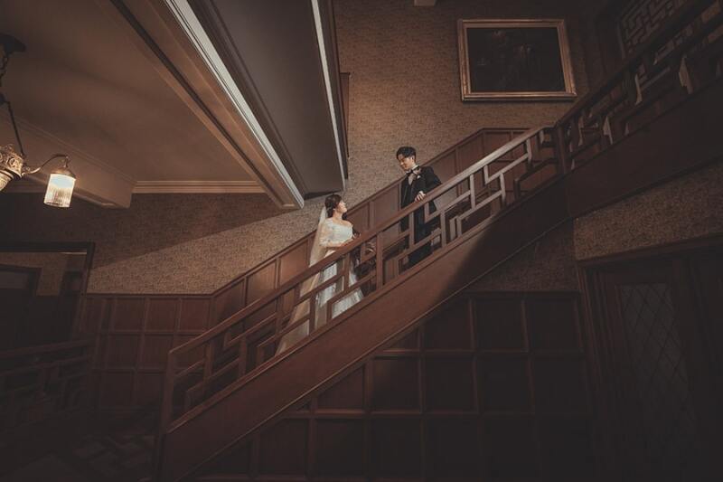 階段で見つめあうおふたりも