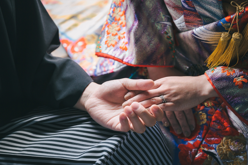 13:27 指輪をはめている手元のカットも