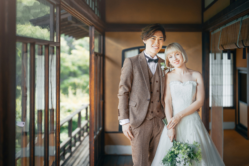 2階の窓際で自然光を活かして