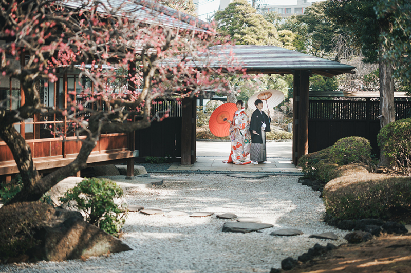 お庭で番傘を使って