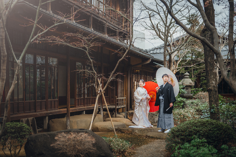 お庭で番傘を使って