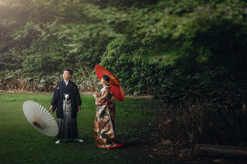 お庭で番傘を使って