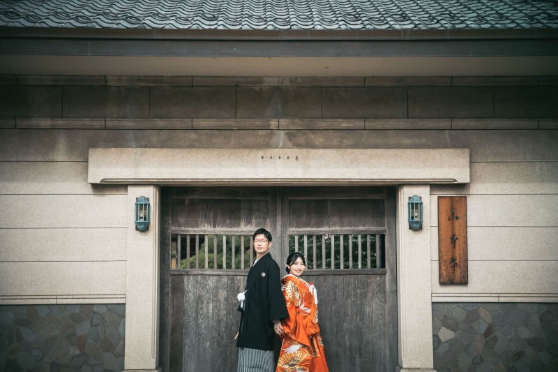 「山本亭」の門の前で