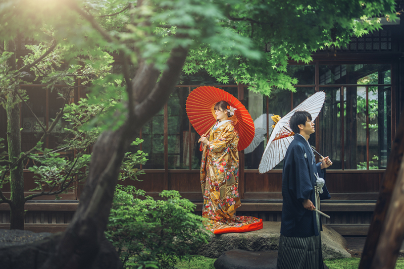 お庭で番傘を使って