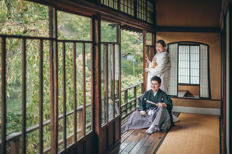 2階の窓際で自然光を活かして