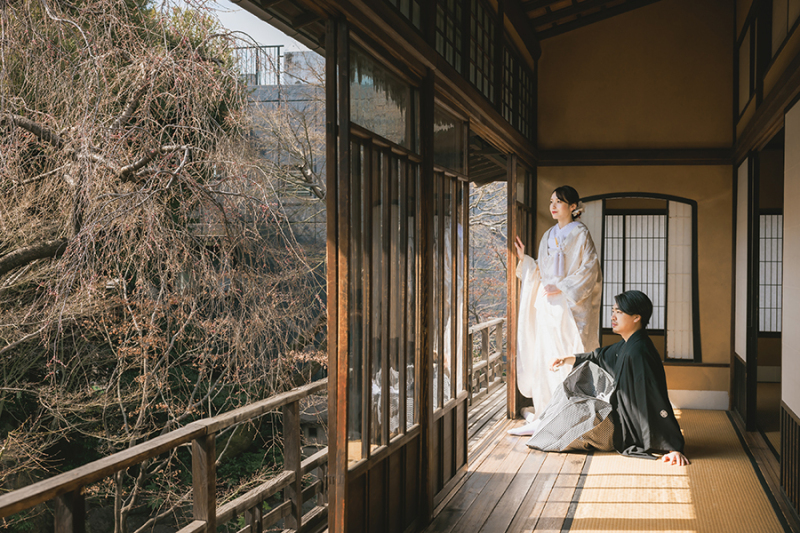 2階の窓際で自然光を活かして