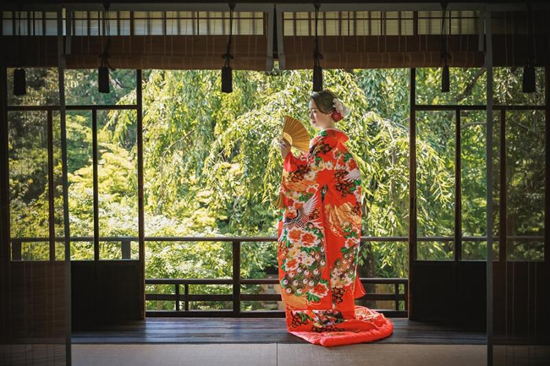 赤の衣装が華やか