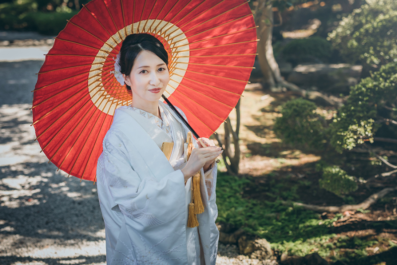 お庭で番傘を使って