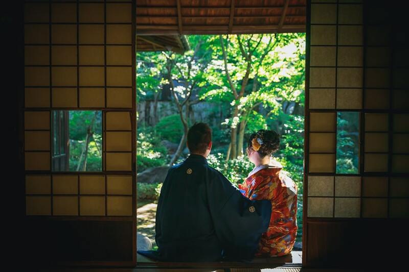 縁側に座る様子を後ろから