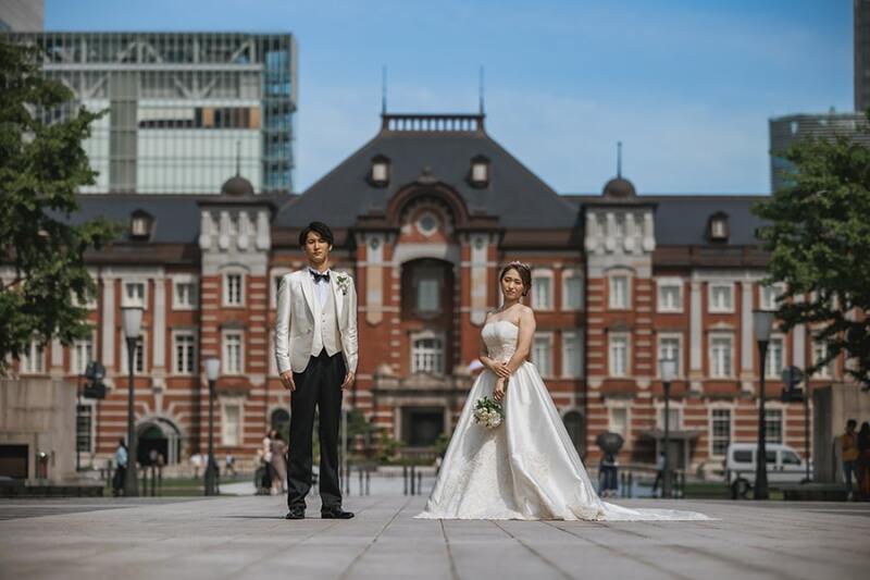東京駅を背景に