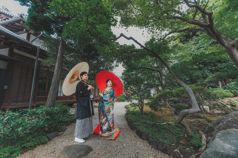 お庭で番傘を使って