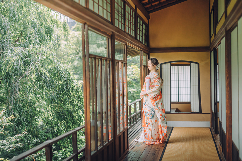 2階の窓際で自然光を活かして