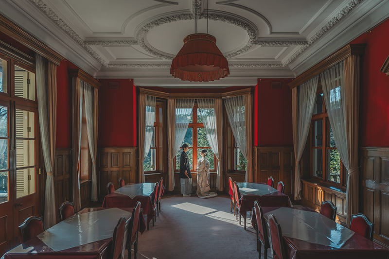 窓際で自然光を活かして